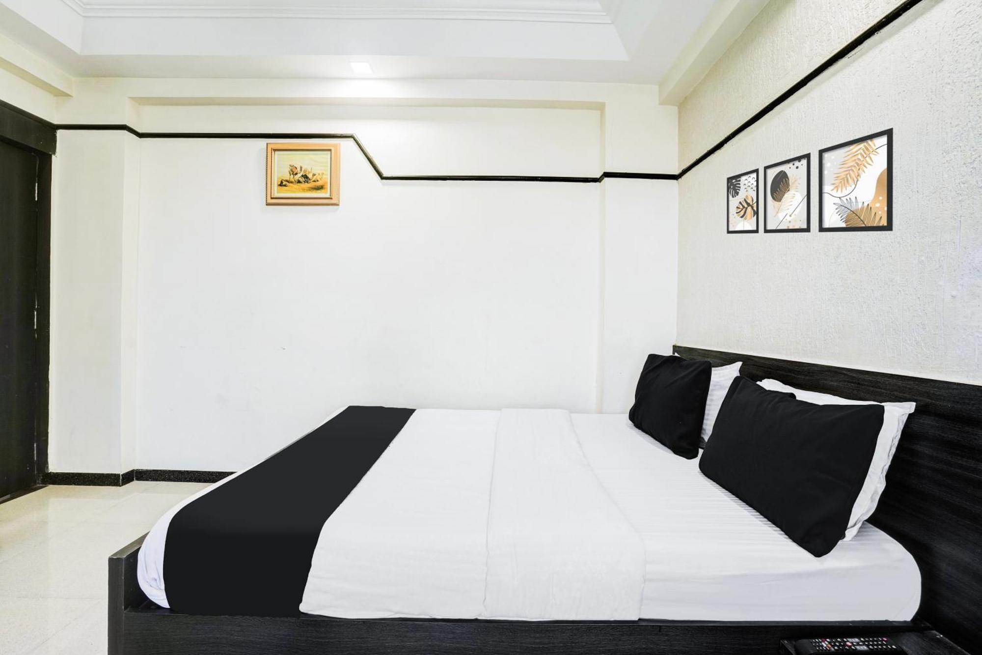 Super Collection O Ashram Road Near Sardar Bridge Formerly Hotel Apple Inn Ahmedabad Exterior photo