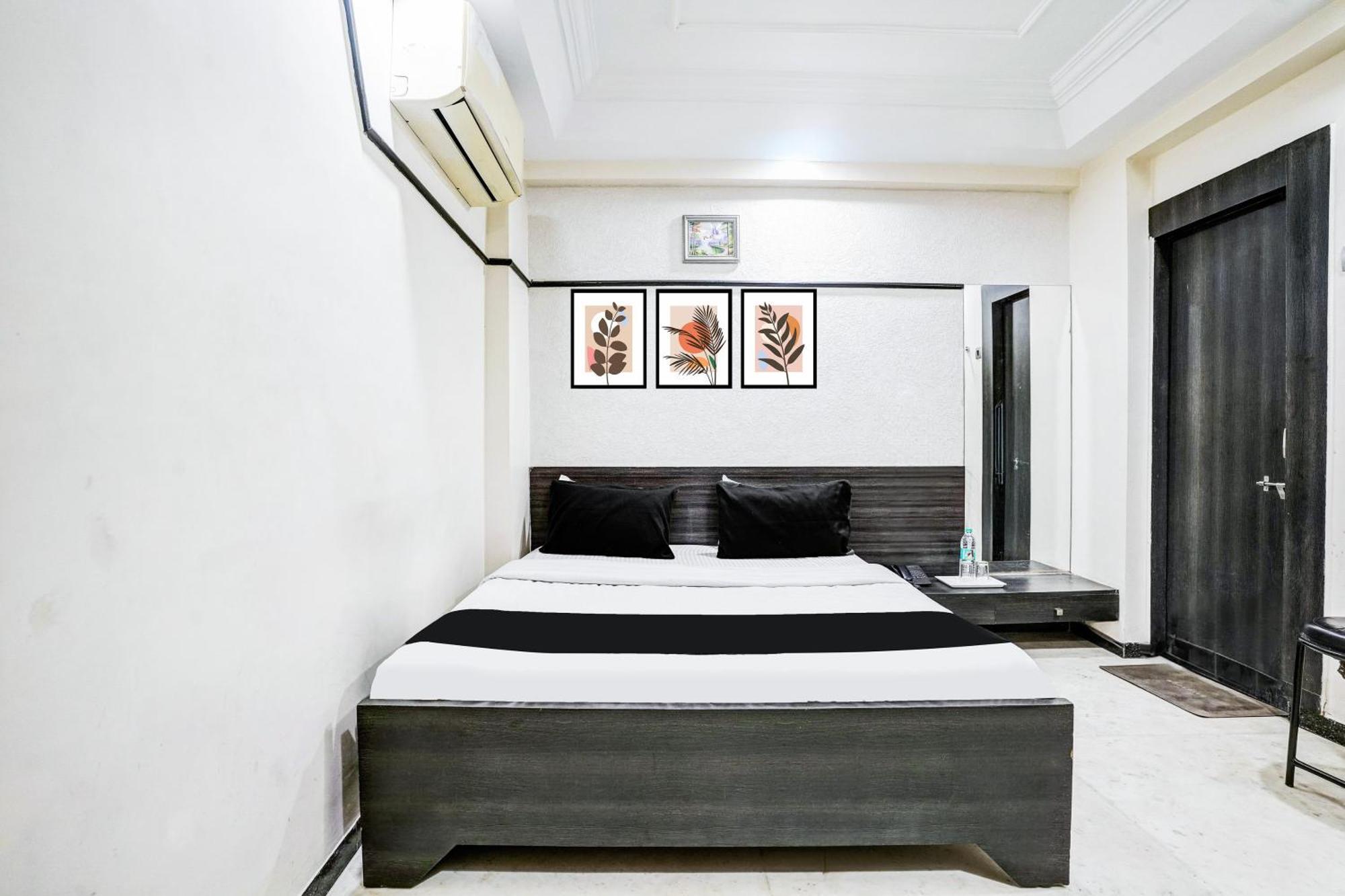 Super Collection O Ashram Road Near Sardar Bridge Formerly Hotel Apple Inn Ahmedabad Exterior photo