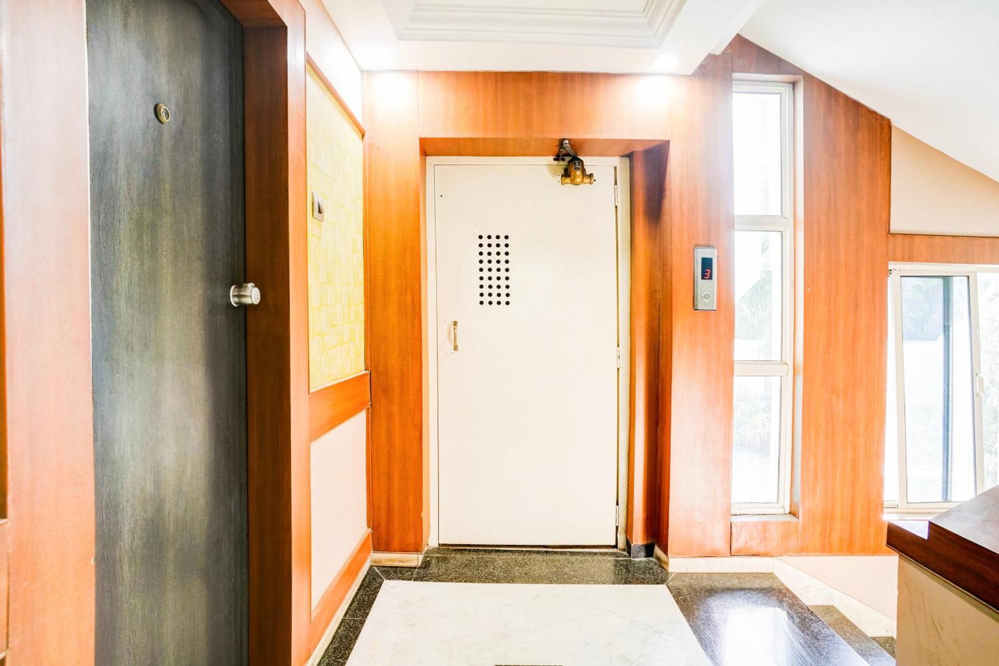 Super Collection O Ashram Road Near Sardar Bridge Formerly Hotel Apple Inn Ahmedabad Exterior photo