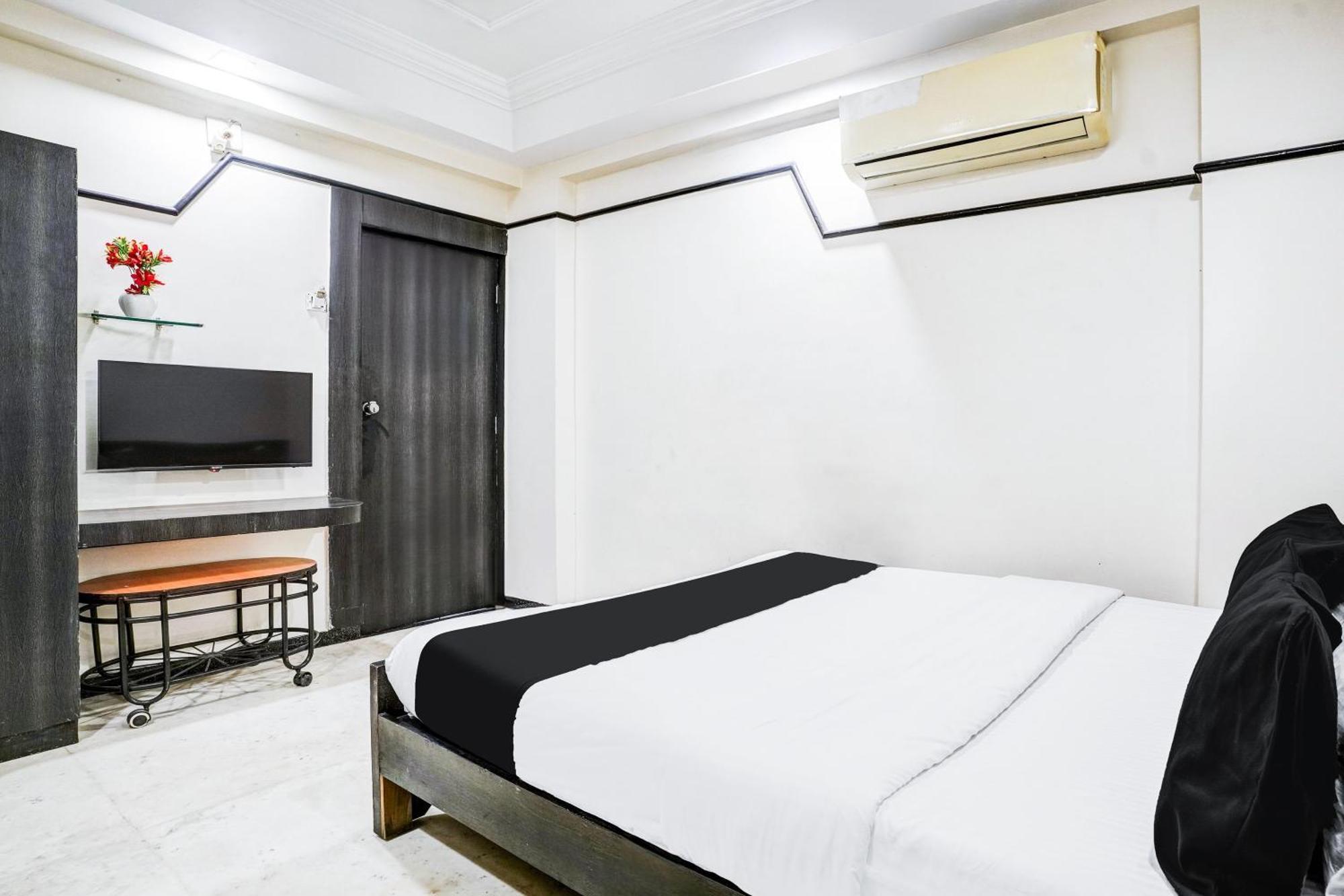 Super Collection O Ashram Road Near Sardar Bridge Formerly Hotel Apple Inn Ahmedabad Exterior photo
