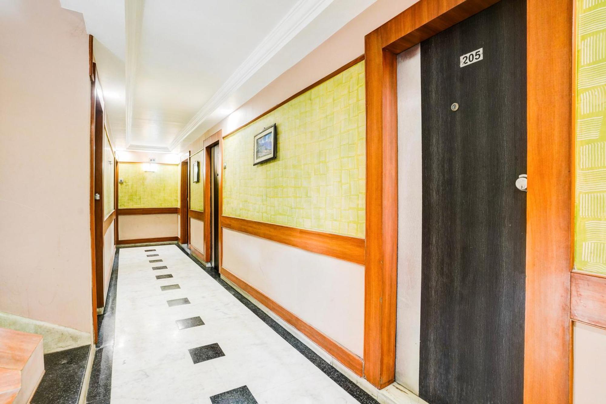 Super Collection O Ashram Road Near Sardar Bridge Formerly Hotel Apple Inn Ahmedabad Exterior photo