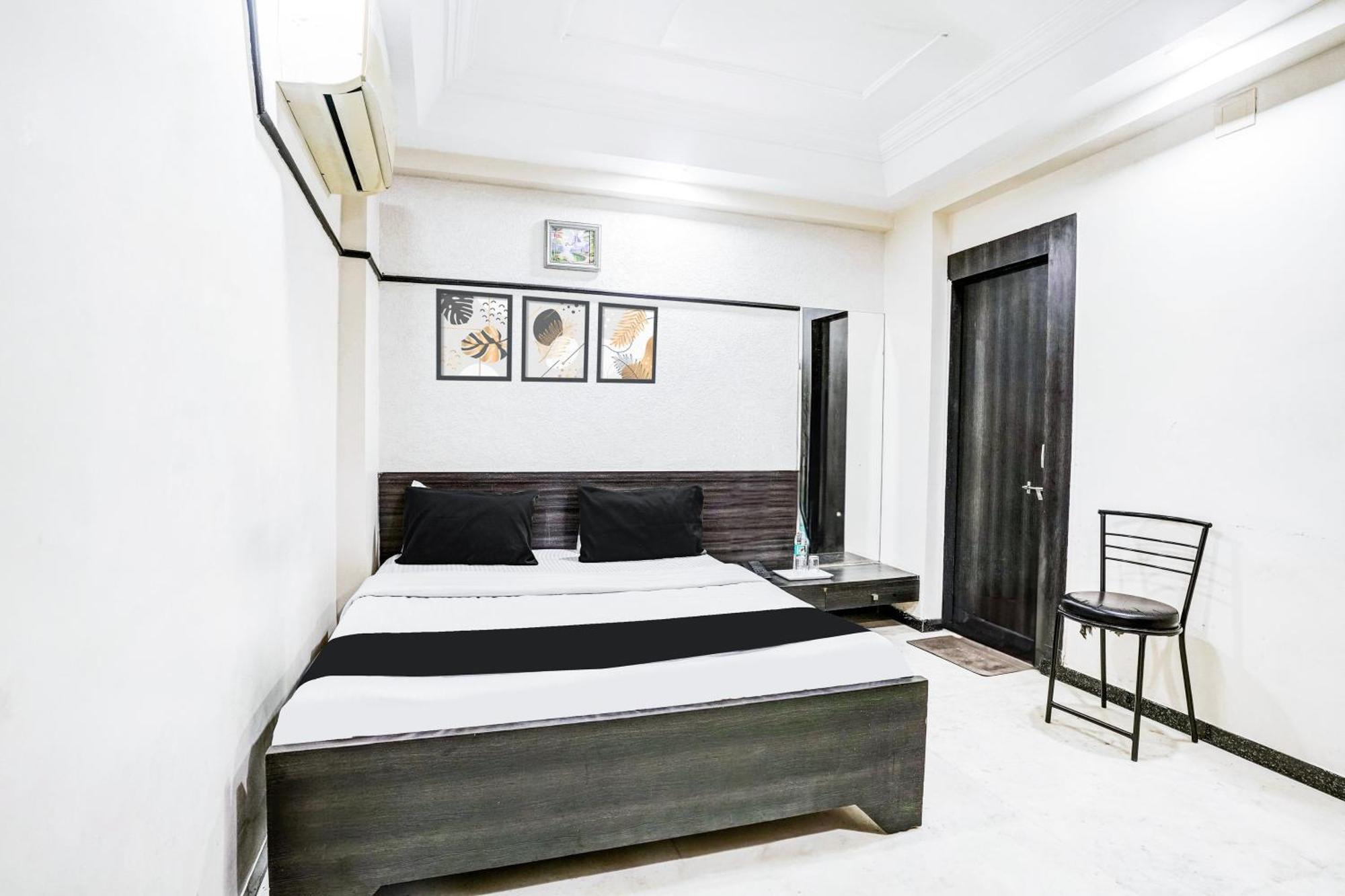 Super Collection O Ashram Road Near Sardar Bridge Formerly Hotel Apple Inn Ahmedabad Exterior photo