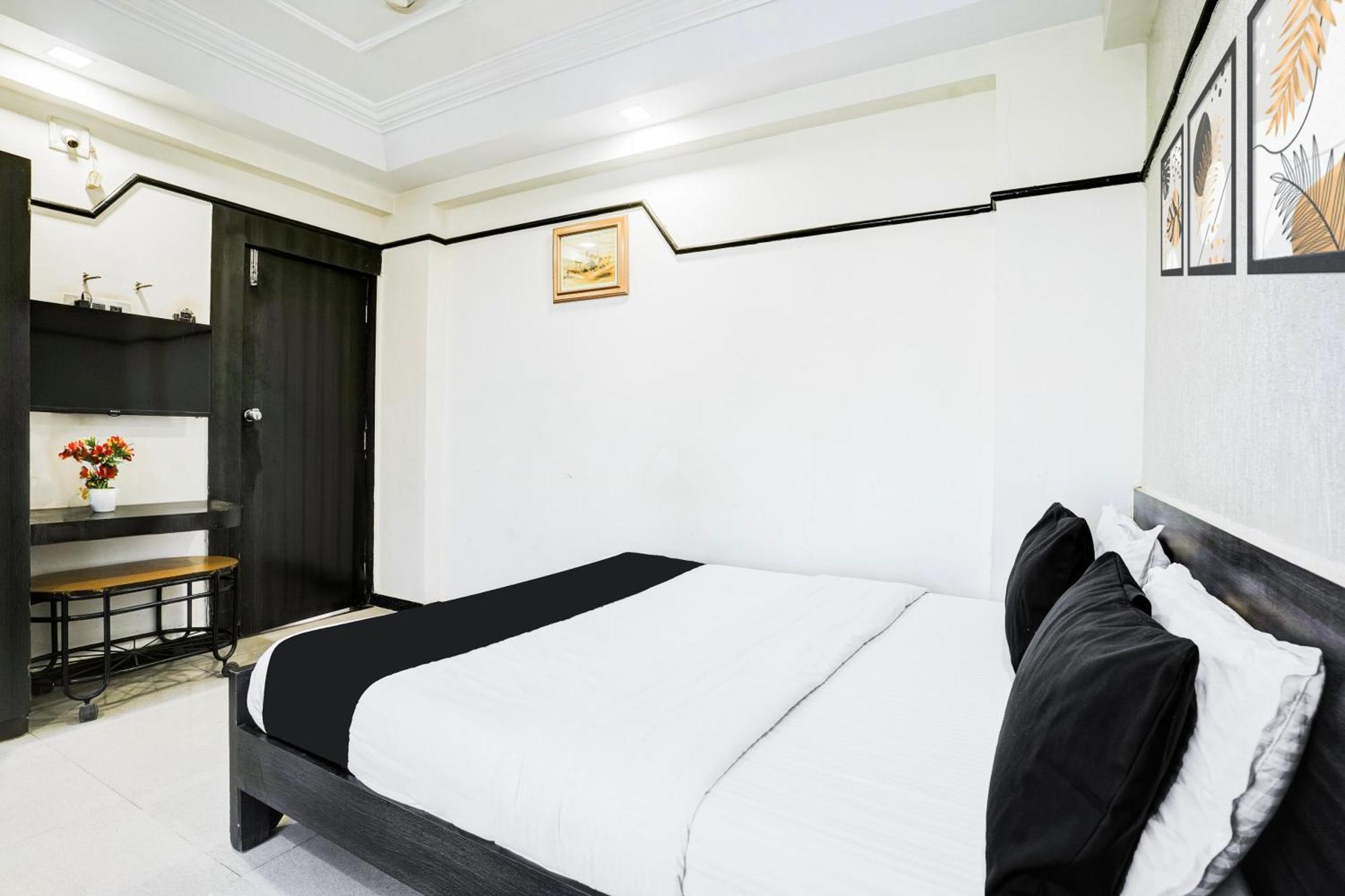 Super Collection O Ashram Road Near Sardar Bridge Formerly Hotel Apple Inn Ahmedabad Exterior photo